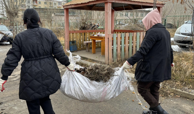 Шүүхийн ажилтнууд байгууллагын орчоо цэвэрлэлээ